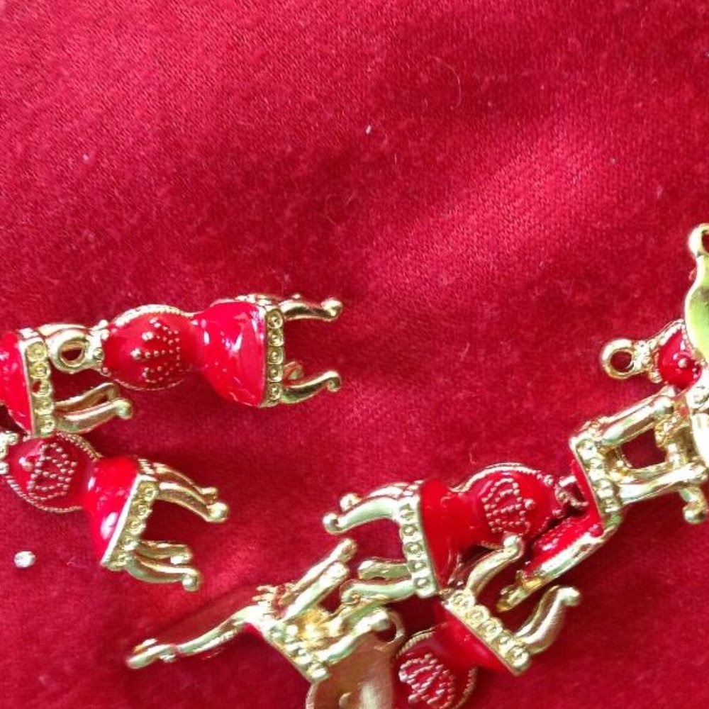 LACQUERED DANGLE CHAIR CHARM